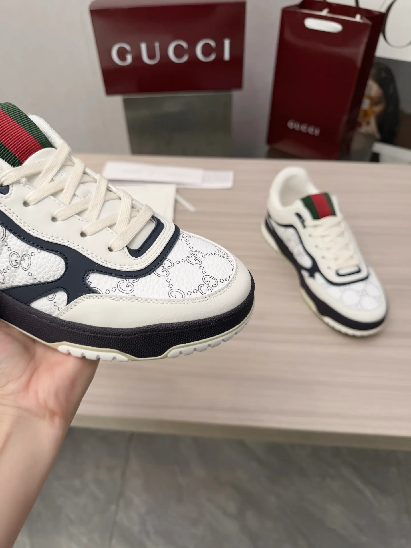[G Home] P: 600💰 Couple size: Female 35-40. Male 39-44 (45 custom-made) 🆕2025.GUCC Gucci original order quality The latest popular high and low top aged couple sneakers series shipped original purchase development and production, this high and low top sneakers adopt a basketball-style silhouette design, cleverly integrated with hollow panels and distressed effects, showing unique ingenuity. The ingenuity incorporates brand logo details such as interlocking Double G styling accessories and Gucci lettering, a low-key tribute to the brand's design heritage. Exquisite packaging at the delivery counter 🛍📦 ▪️ Fabric: Original customized imported first-layer cowhide ▪️ Inner lining: Imported first-layer cowhide ▪️ Sole: Original molded two-color TPU sole ▪️ Sole thickness: 3cm